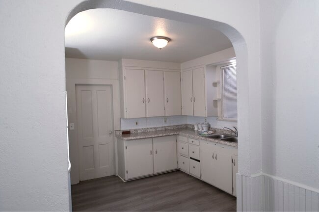 Building Photo - 102 S Perry St