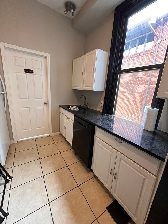 Building Photo - Large Home in ShadySide, Newly Rennovated!