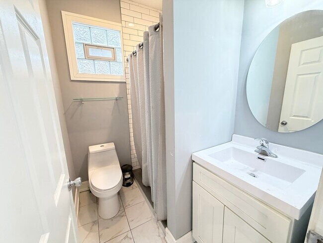 Building Photo - 113 S Paulina St