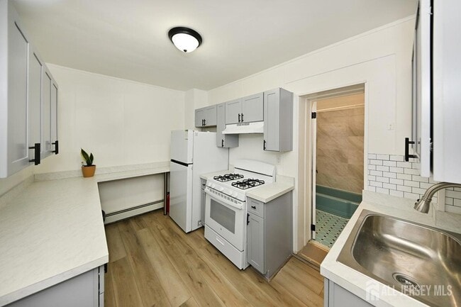 Building Photo - 652 Penn St