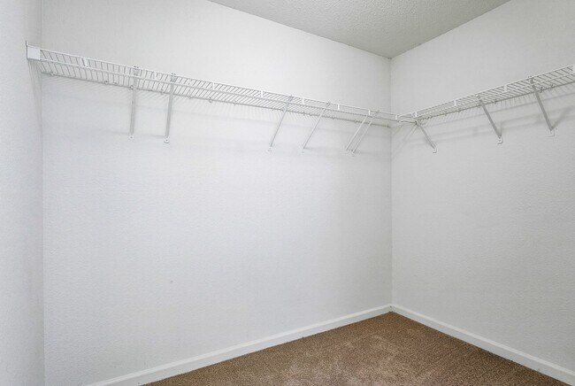 Building Photo - 2Bed/2Bath, Upgraded Condos in the Heart o...