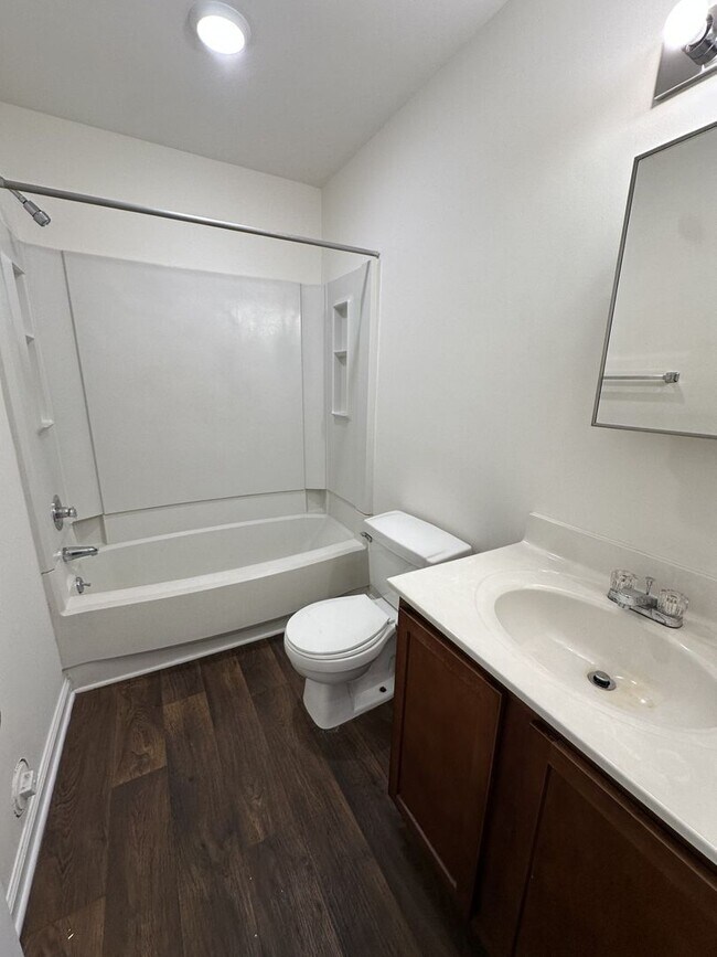 Building Photo - 2 Bedroom 2 Bathroom Condo!