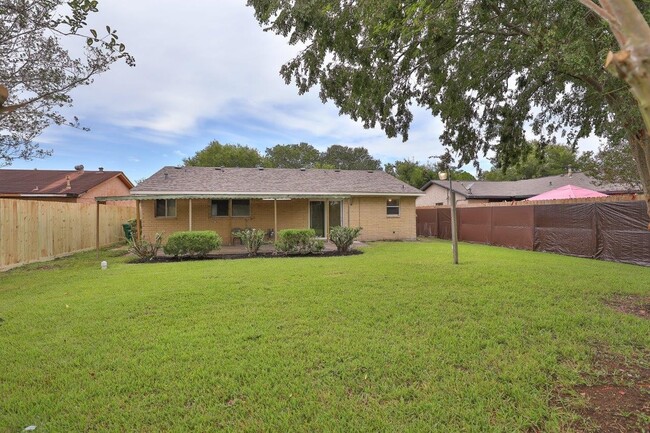 Building Photo - Ready for move in at Southeast Houston!!