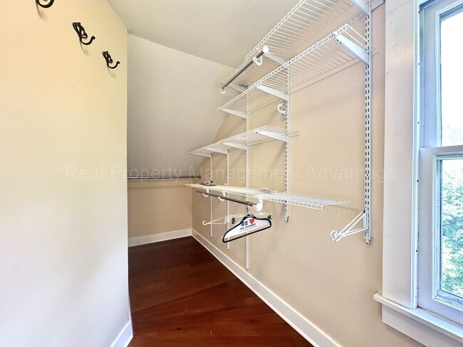 Building Photo - Craftsman Style, Modern Amenities Steps from Main St.