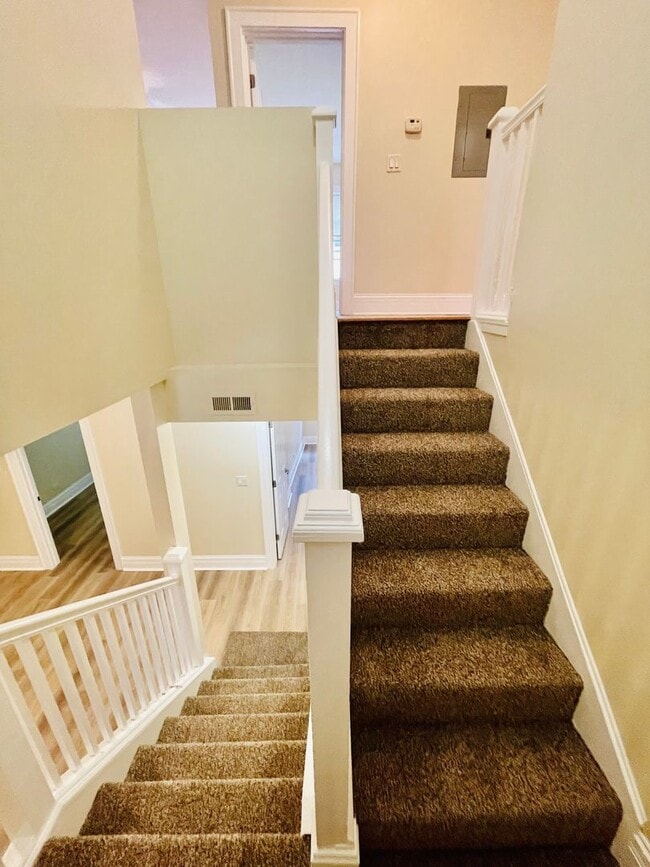 Building Photo - 2050 W Summerdale Ave