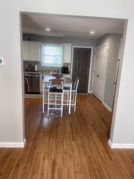kitchen - 1233 Remington Park Dr
