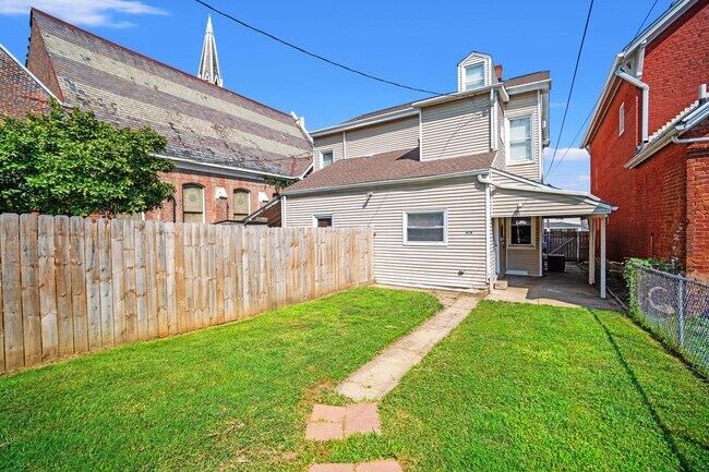 Building Photo - 419 Oak St