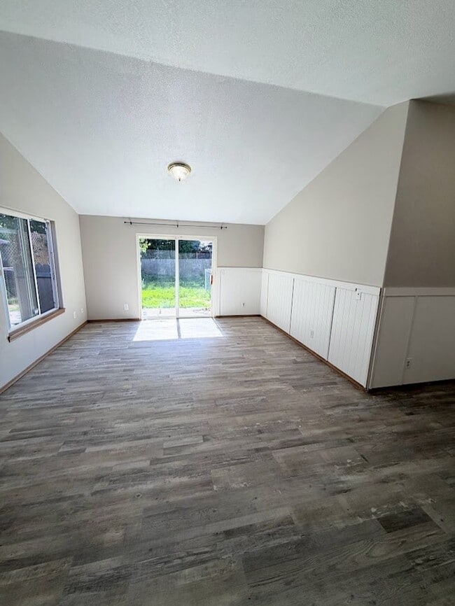 Building Photo - Spacious Keizer Home with Large Fenced Backyard
