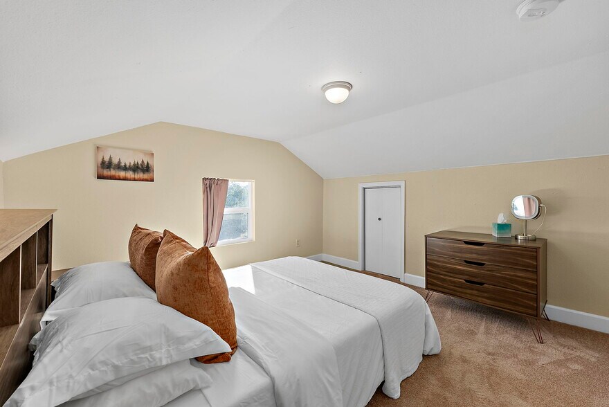 Building Photo - 126 E 43rd St