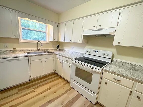 Building Photo - 4001 Lawing Dr