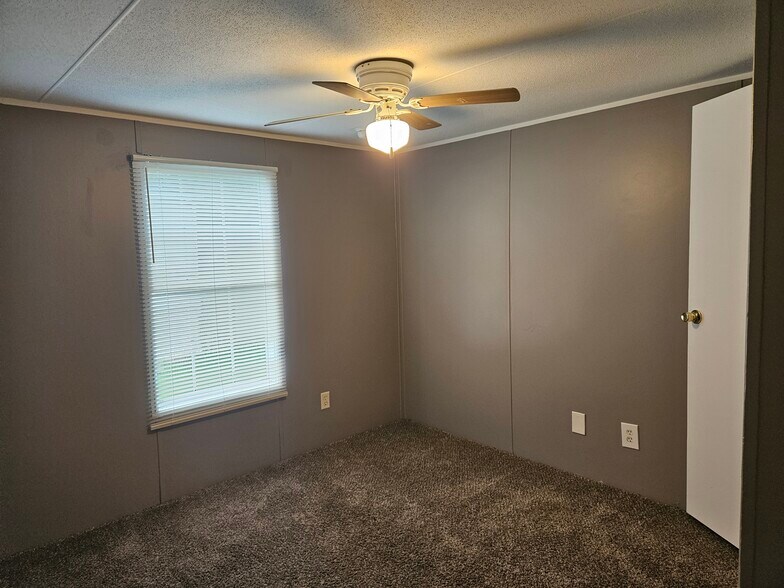 Building Photo - 166 Lynnwood Cir