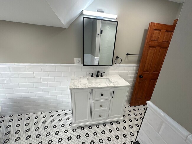 Building Photo - Short North / Victorian Village Single Family House!