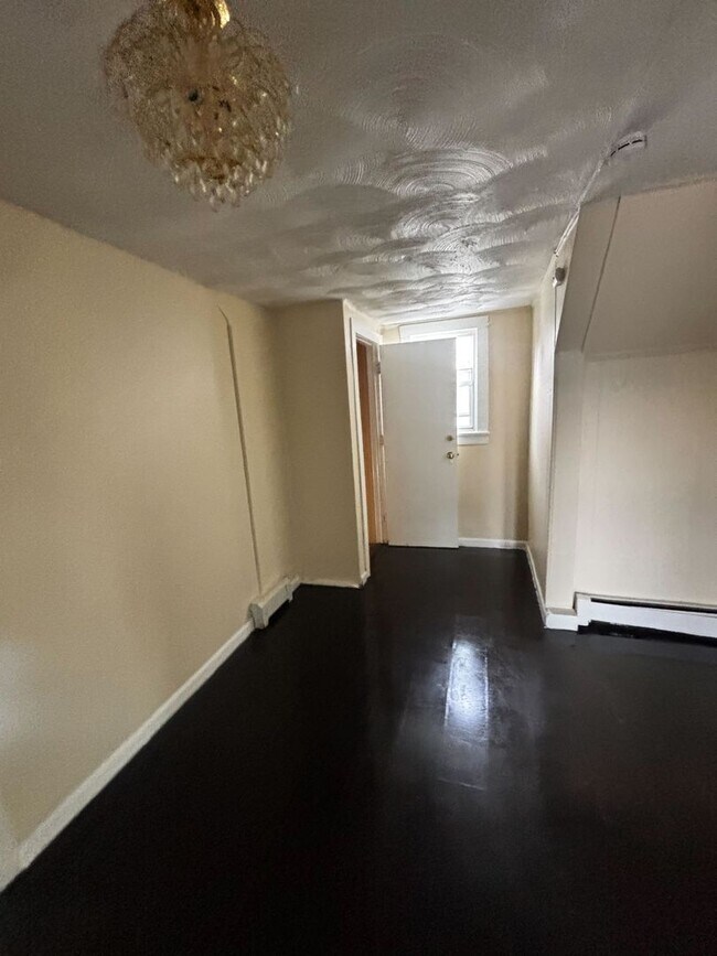 Building Photo - 37 Hotchkiss St