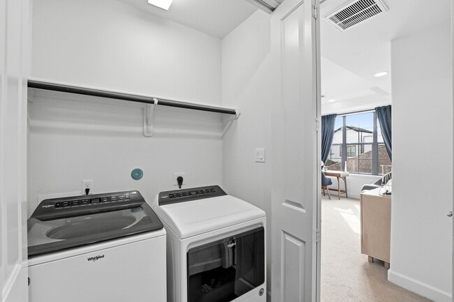 Building Photo - 904 W 18th St