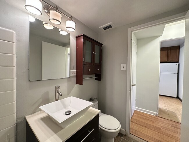 Building Photo - 450 W Wellington Ave