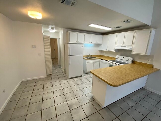 Building Photo - 1242 High Rd