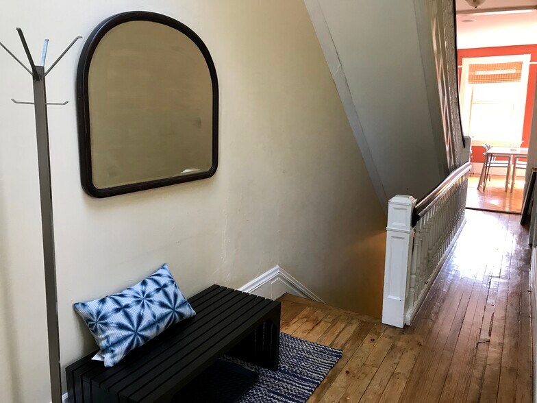 2nd floor hallway looking toward living room (west) - 3284 Dawson Street