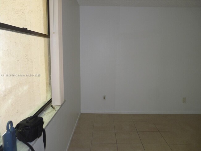 Building Photo - 14211 N Kendall Dr