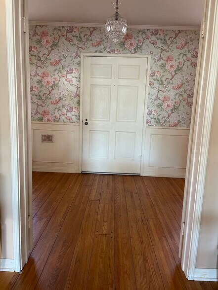 Entry hall - 2125 Manhattan Ave