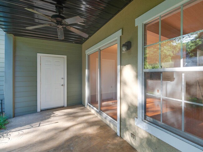 Building Photo - Amenity rich water front condo ready for move in!