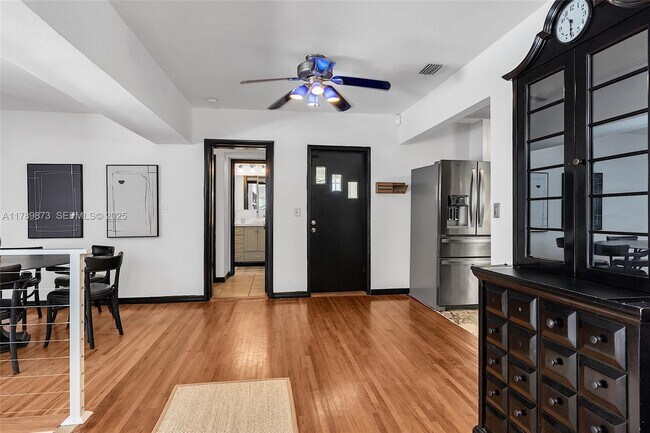 Building Photo - 660 NE 121st St