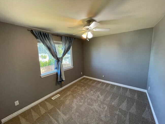 Building Photo - Lovely 3 Bedroom Home Close to Parks and Schools