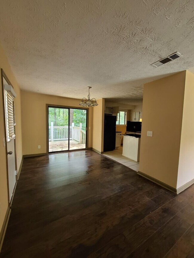 Building Photo - Conveniently Located 3 Bedroom 1 1/2 Bath ...