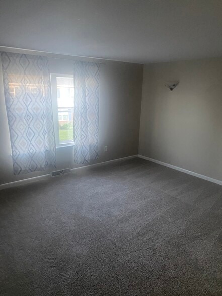 Large family room - 16 Pine Dr