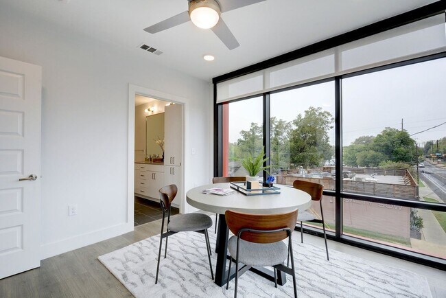 Building Photo - 2213 Poquito St