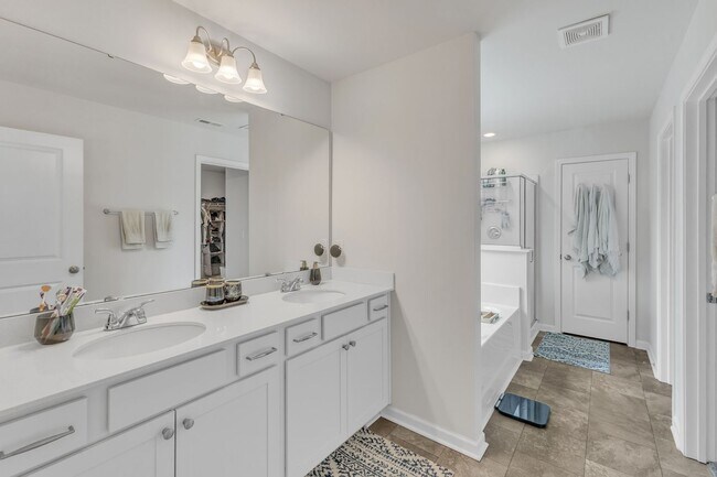 Building Photo - Spacious 3-Bedroom Home for Rent in Knight...
