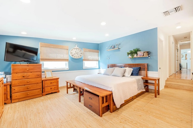 Building Photo - 2120 N Valley St