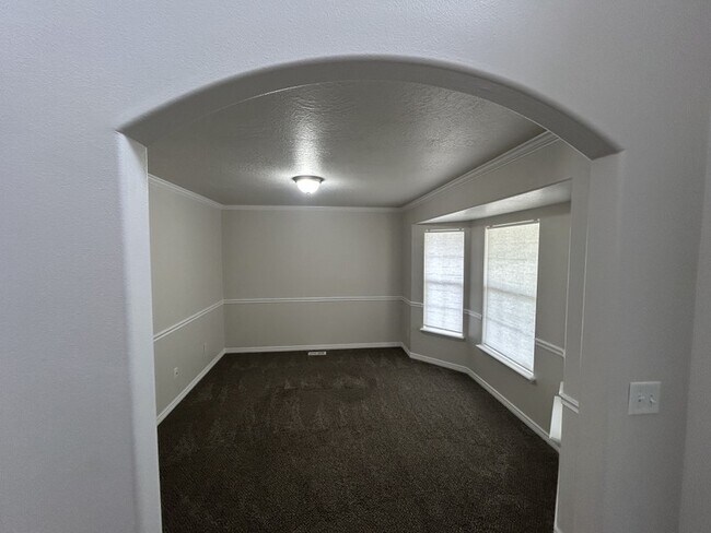 Building Photo - 7497 Valley Maple Dr