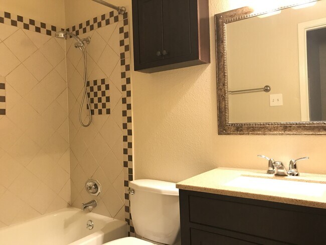 Building Photo - Awesome 1/1 in Great Location