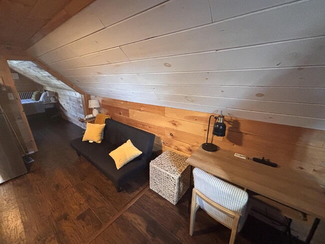 Building Photo - Quiet furnished walking to everything in B...