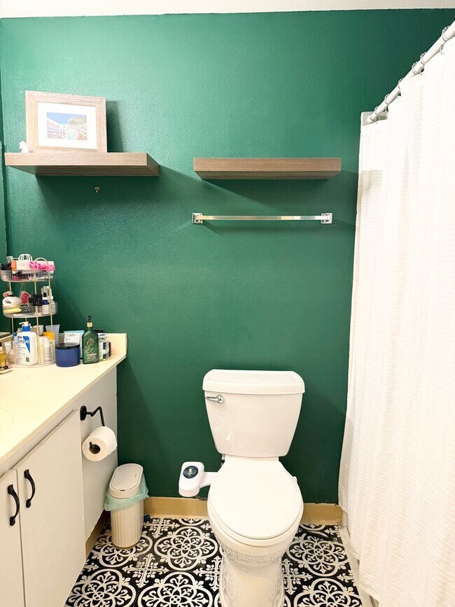 Building Photo - Available 12/15/2025 – Beautiful 2BR/2BA U...