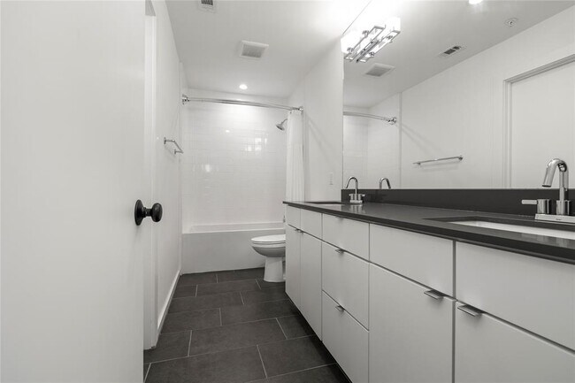 Building Photo - 1021 1/2 E 38th St