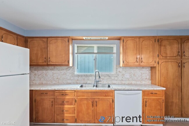 Building Photo - 3 br, 2 bath Triplex - 3301 Adeline St, Oa...