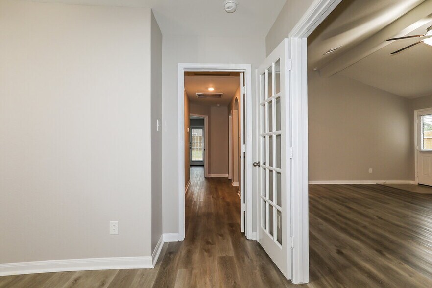 Building Photo - 27049 Leonardo Dr