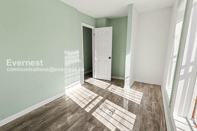 Building Photo - 3 Bed/2 Bath with Off-Street Parking / Vouchers Accepted / Available Now!