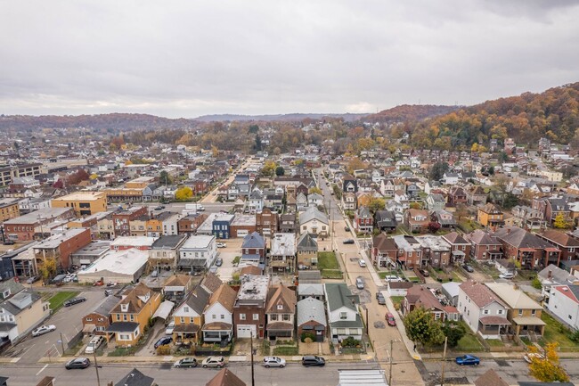 Building Photo - NEWLY UPDATED 2 BEDROOMS IN MCKEES ROCKS! ...