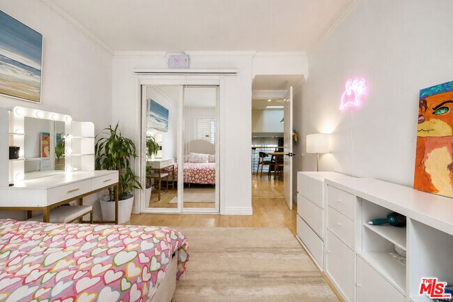 Building Photo - 4733 La Villa Marina