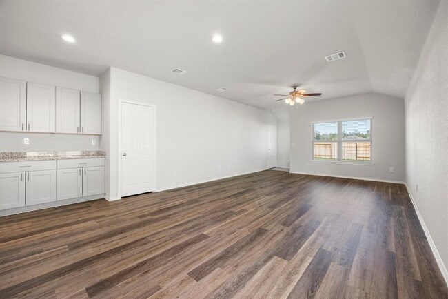 Building Photo - 5808 Begonia Ct