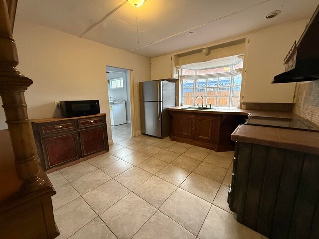 Building Photo - 714 W Lakewood Rd