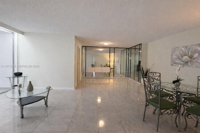 Building Photo - 950 NE 199th St