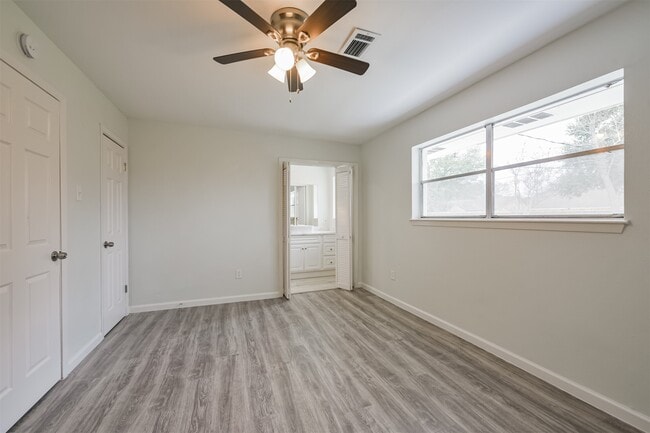 Building Photo - 2114 Shasta Dr