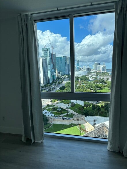 Building Photo - 950 Brickell Bay Dr