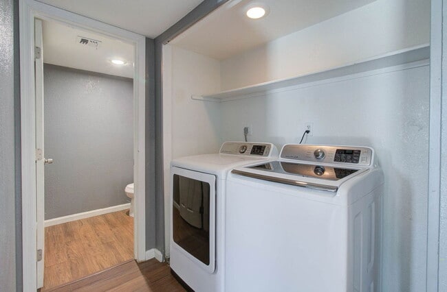 Building Photo - 2202 W Glenrosa Ave