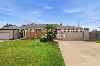 Building Photo - 6506/6508 E 90th St Duplex