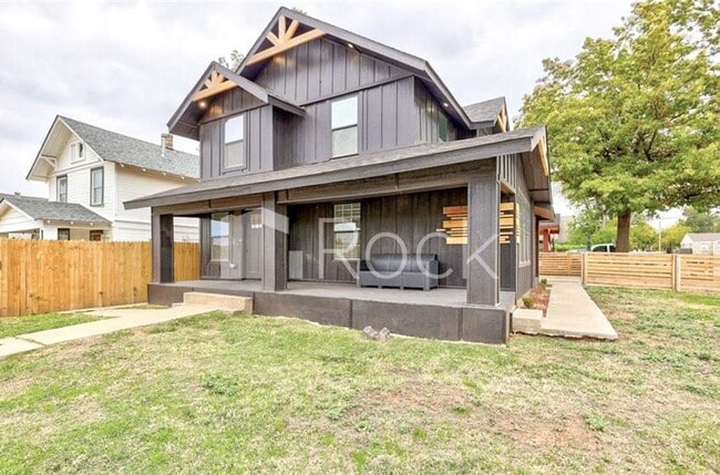 Building Photo - 4 Bedroom Home with 2.5 Bathrooms on a Corner Lot near Plaza District