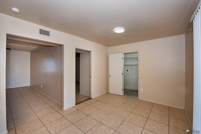 Building Photo - 2645 S Nogales Ave